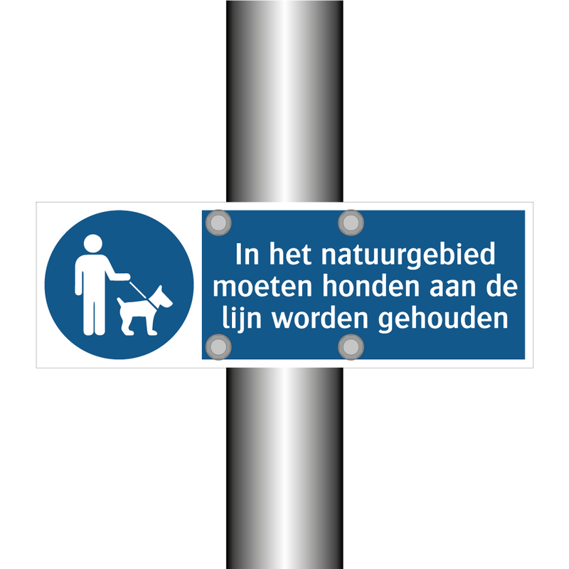 In het natuurgebied moeten honden aan de lijn worden gehouden