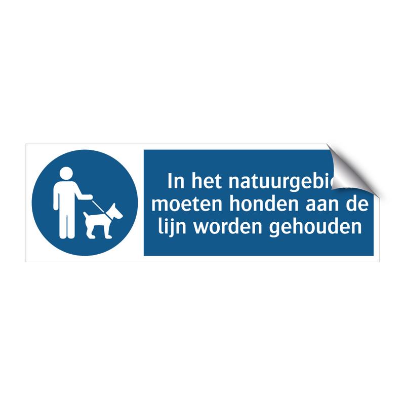 In het natuurgebied moeten honden aan de lijn worden gehouden