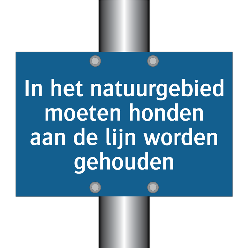 In het natuurgebied moeten honden aan de lijn worden gehouden